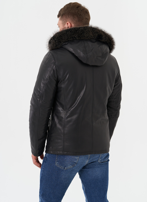 Пуховик из натуральной кожи с мехом енота