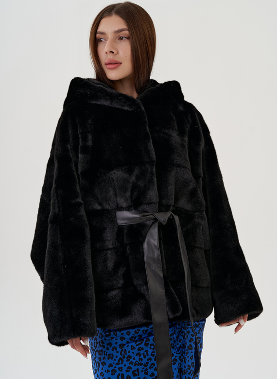 Шуба из эко меха с капюшоном и поясом в черном цвете