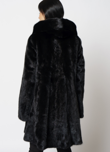 Шуба из норки с капюшоном черного цвета