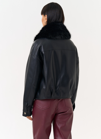 Женская утепленная куртка из эко кожи черного цвета