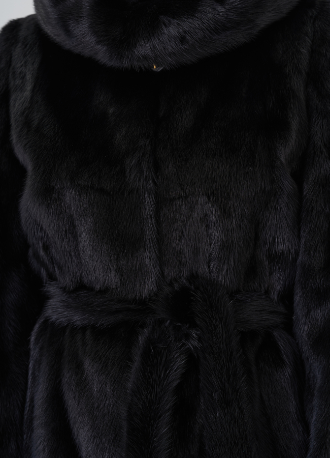 Шуба из норки черного цвета с капюшоном  модель № 26287 в рассрочку