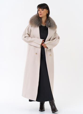 Утепленное женское пальто с английским воротником из меха лисы