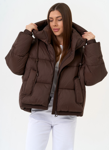 Женский короткий пуховик коричневого цвета