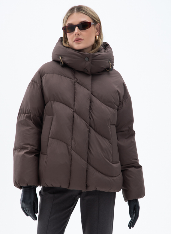 Женский пуховик коричневого цвета с капюшоном