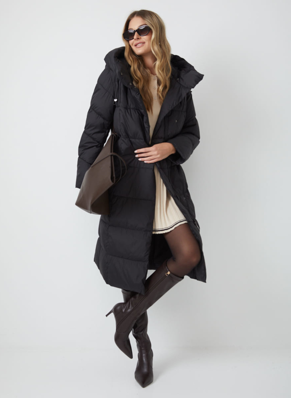 Женский пуховик черного цвета с капюшоном