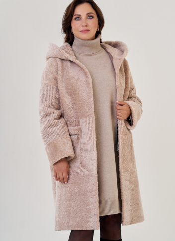 Шуба из овчины в бежевом цвете с капюшоном