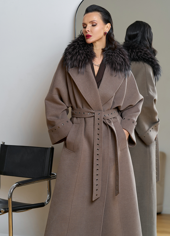 Утепленное женское пальто с английским воротником из меха лисы модель № 31553 в кредит