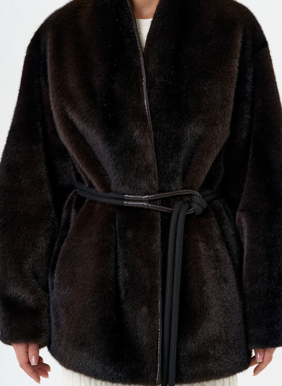 Женская шуба из эко меха коричневого цвета