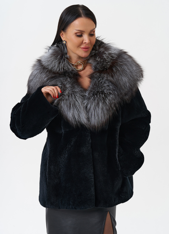 Шуба из меха кролика с капюшоном из чернобурки модель № 28906 в рассрочку