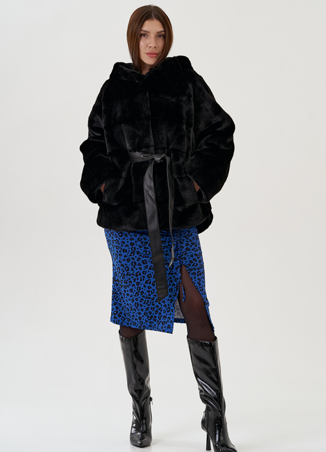 фото Шуба из эко меха с капюшоном и поясом в черном цвете модель № 25083