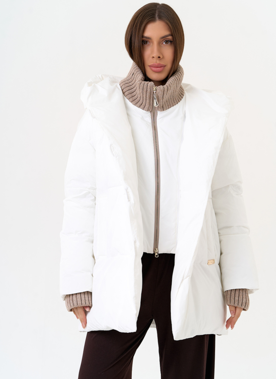 Женский пуховик белого цвета с капюшоном