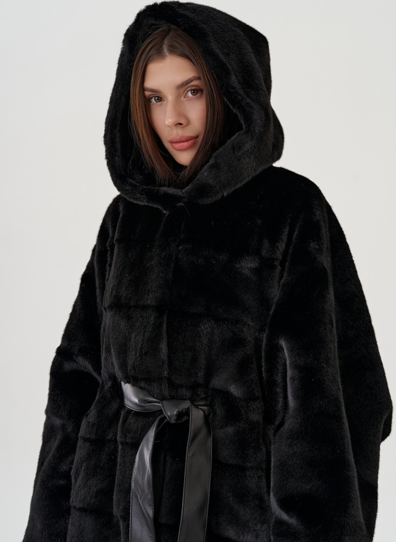 Шуба из эко меха с капюшоном и поясом в черном цвете