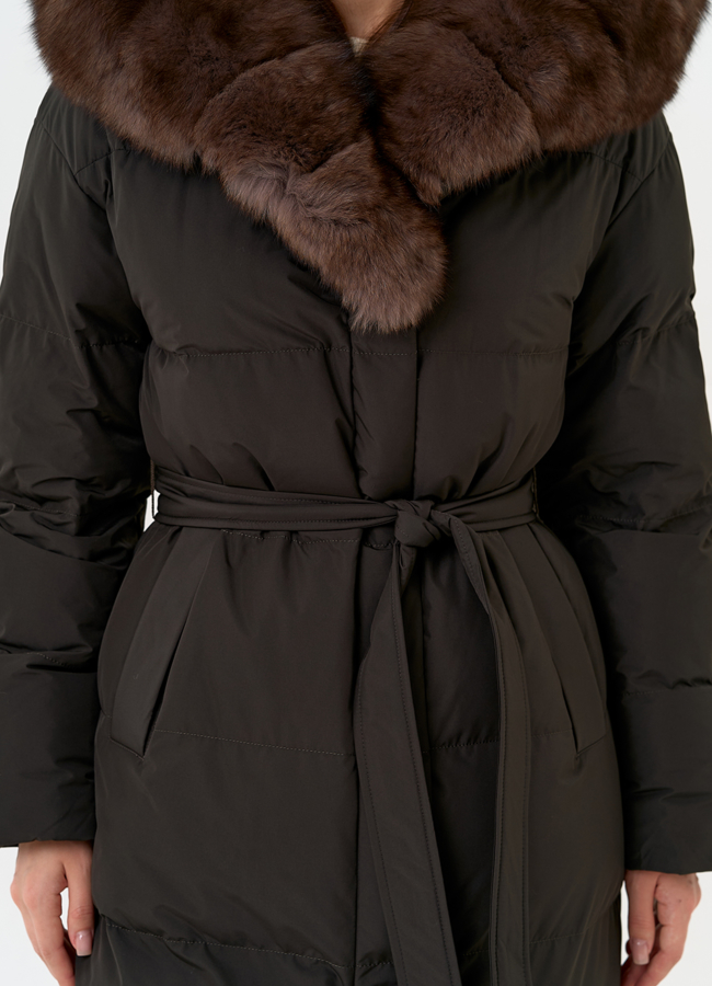 Женский пуховик с капюшоном из меха песца модель № 31431 универмаг малина