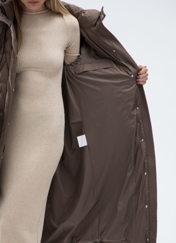 Женский пуховик коричневого цвета