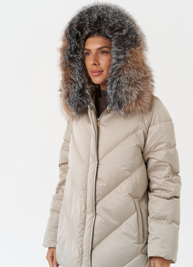Светлый пуховик с мехом чернобурки модель № 28847 универмаг малина