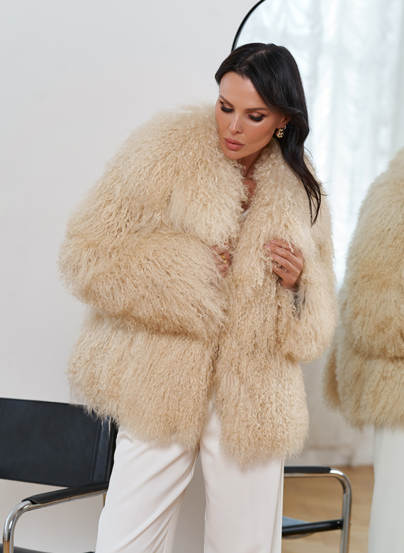 Женская шуба из меха ламы