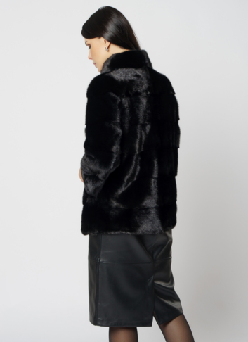 Укороченная норковая шуба с воротником стойкой черного цвета 