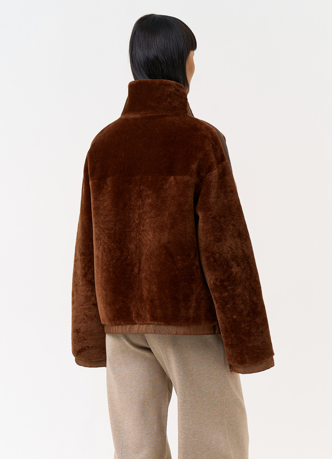 Короткая двухсторонняя дубленка в коричневом цвете модель № 31477 в кредит