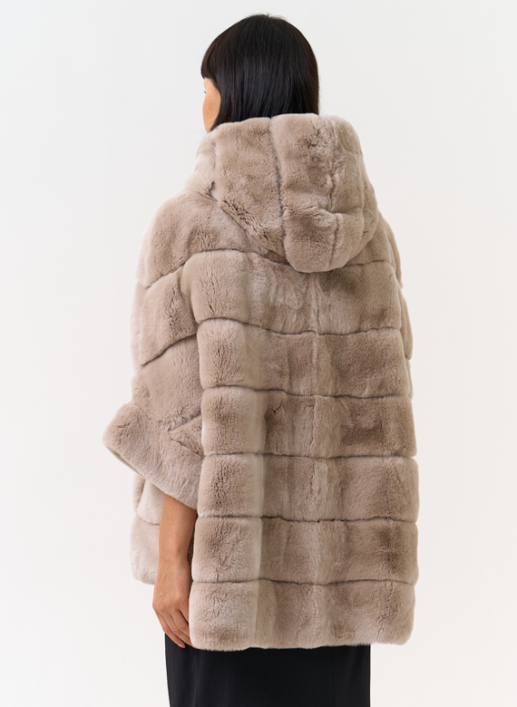 Короткая шуба из меха кролика с капюшоном