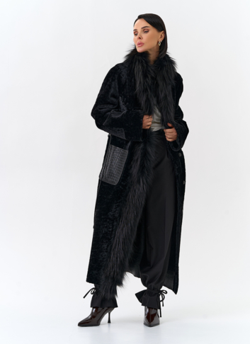 Женская дубленка с отделкой из меха лисы