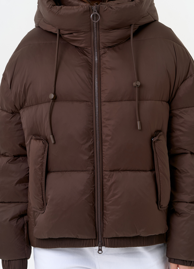 Женский короткий пуховик коричневого цвета модель № 31588 универмаг малина