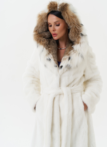 Шуба из белой  норки с капюшоном из рыси