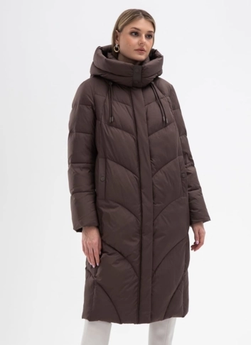 Женский пуховик коричневого цвета с капюшоном